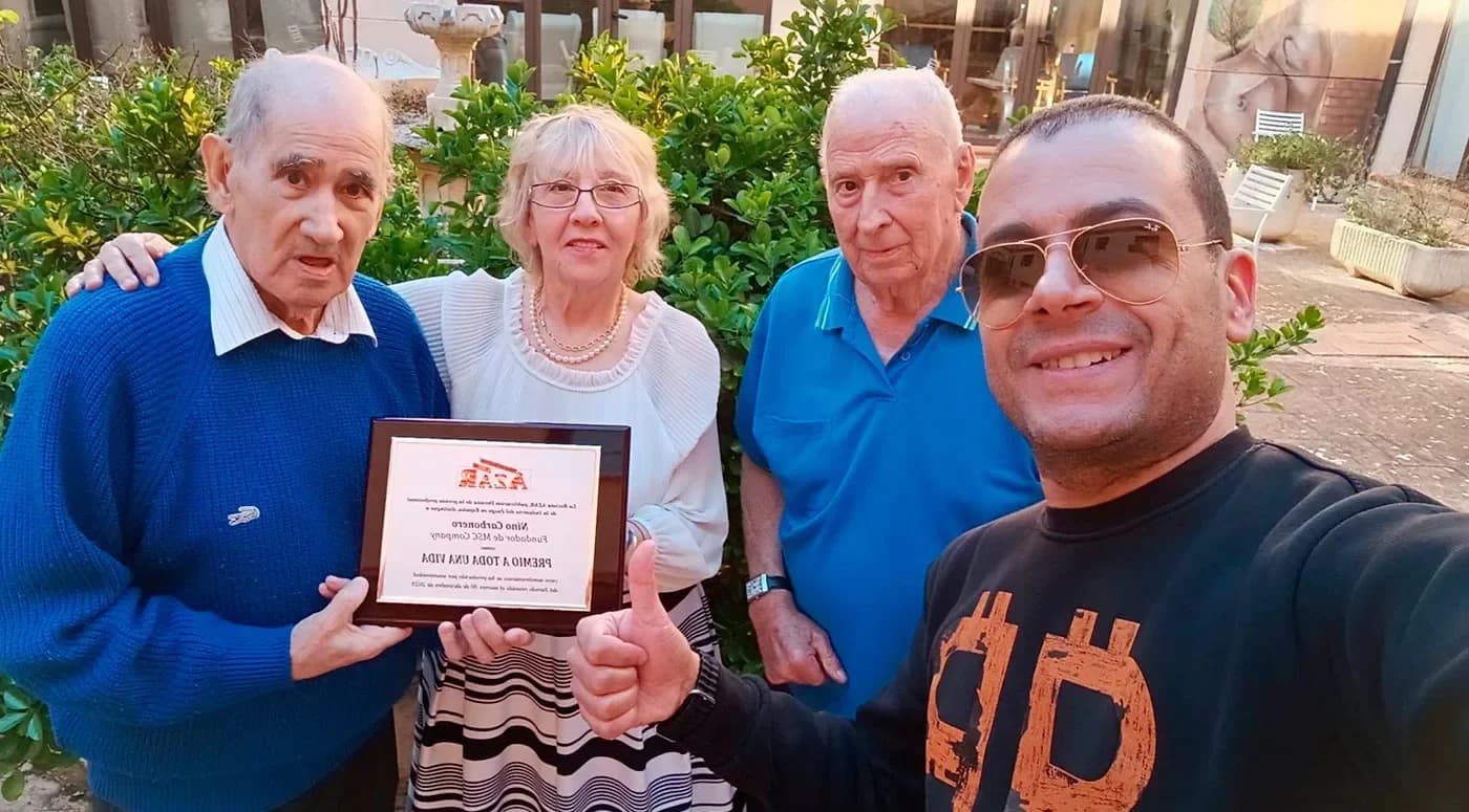 Award ceremony recognizing Carbonero's contributions to Spanish gaming distribution industry